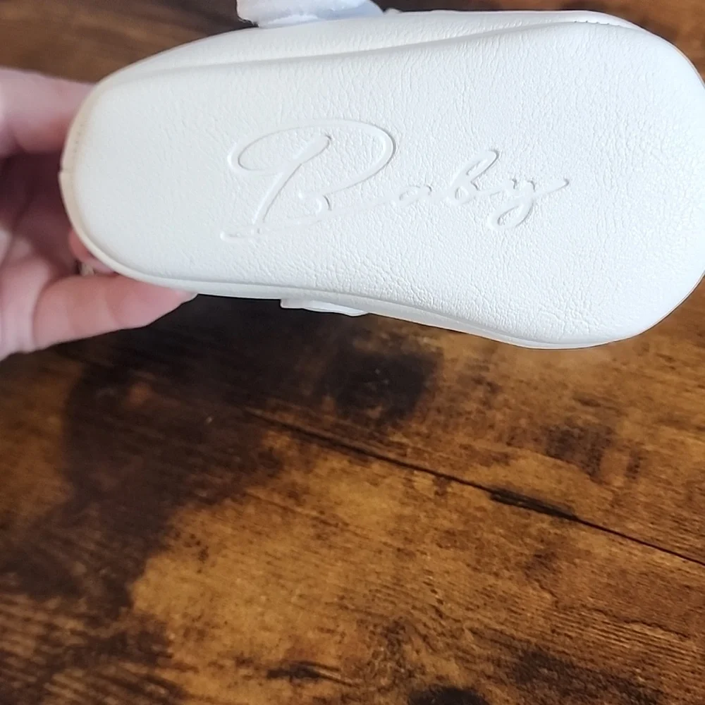 heng Yu baby shoe adorable white